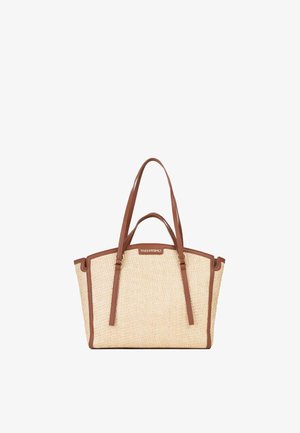 Bolso tote tejido beige con ribete y asas de cuero marrón, con el logo de Valentino en la parte superior central delantera.