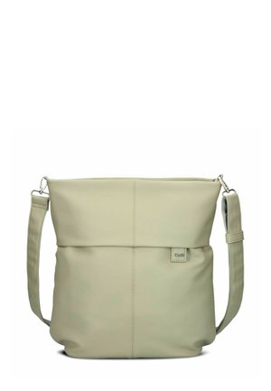 Hellgrüne Leder-Crossbody-Tasche mit einfachem Design, Reißverschluss, verstellbarem Tragegurt und einem kleinen Etikett auf der Vorderseite. Glatte Textur.