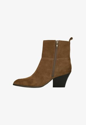 Brauner Wildleder-Stiefelette mit spitz zulaufender Zehenpartie, seitlichem Reißverschluss und klobigem Absatz. Glatte Textur und minimale Nähte.