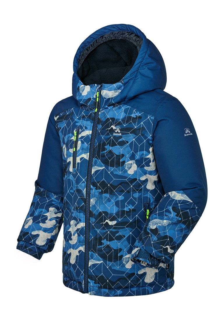 Veste isolante bleue avec un motif camouflage géométrique, fermeture éclair à l'avant, capuche et accents verts vifs. Doublure intérieure douce.