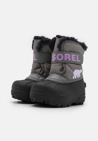 Botas impermeables grises con suelas de goma negras, acabado de piel sintética, logotipo de la marca en púrpura y un gráfico de un oso blanco en el lateral.