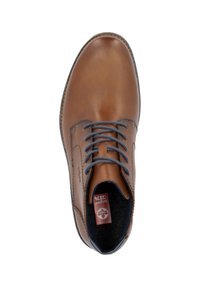 Zapato de cuero marrón con una textura suave, cordones grises y detalles de costura. Presenta una punta redonda y una plantillas acolchadas.