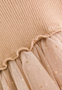 Next Pletené šaty - light brown