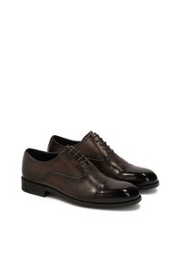 Zapatos de vestir de cuero marrón con un acabado suave, punta redondeada y un diseño de cordones detallado. Presentan una puntera brillante en contraste.