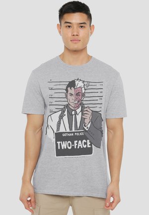 Cotton Soul, BATMAN THE HARVEY DENT MUGSHOT - T-Shirt print - mottled light grey