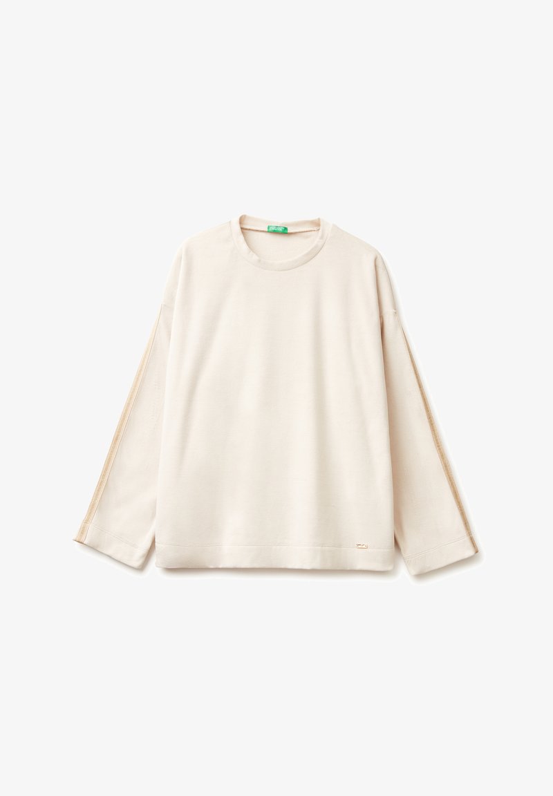 Béžová mikina s dlouhým rukávem a kulatým výstřihem, s detaily na bočních švech a malým zlatým logem u lemu. Jemná textura látky.