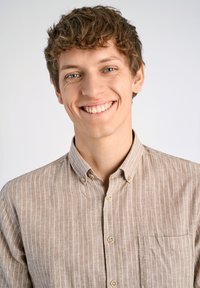 Beige, randig skjorta med knappar, tillverkad av tyg med en ficka på vänster sida. Slät struktur och subtila färgvariationer.