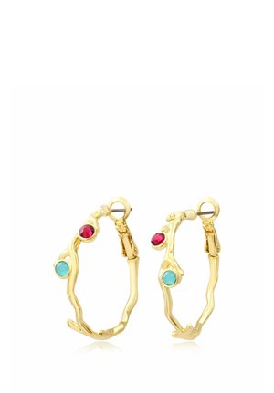 Boucles d'oreilles créoles en or au design texturé irrégulier, chacune ornée d'une pierre rouge et d'une pierre turquoise placées de manière asymétrique sur les créoles.