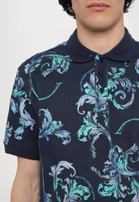 Versace Jeans Couture PRINT BAROCCO OUTLINE - Polotričko - blue