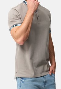 Jasnoszara koszulka polo z trzema guzikami, niebiesko-czarne paski na kołnierzu i rękawach, wykonana z bawełny, krótki rękaw.