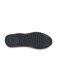 Suola della scarpa realizzata in gomma nera testurizzata, con un design di battistrada decorato e un logo circolare. Il tallone presenta un leggero rialzo.