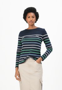 Marineblauwe lange mouw top met witte, groene en blauwe strepen, met een ronde halslijn en een klein Barbour-logo op de borst.
