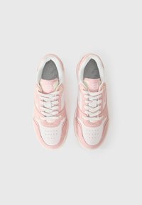 Sneaker rosa e bianche con tomaia in rete, linguetta imbottita e dettagli in tessuto testurizzato. Presentano cuciture in tono e perforazioni sulla punta.