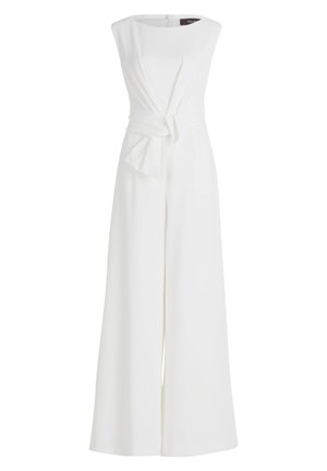 Witte mouwloos jumpsuit met een ronde halslijn, drapering aan de voorkant en een strik rondom de taille met wijde broekspijpen. Gladde stoftextuur.