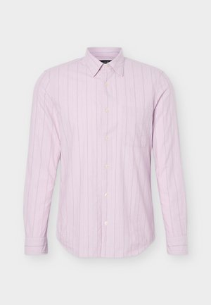 Svetloružová košeľa s dlhým rukávom, zapínaná na gombíky, s tenkými vertikálnymi bielymi pruhmi a jedným náprsným vreckom, zobrazená na bielom pozadí.