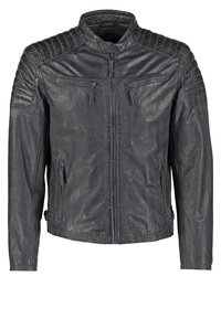 Sort lædermotorcykeljakke med quiltede skulderdetaljer, to lynlåslommer på brystet og en lynlås i ståkrave. Glat tekstur og tætsiddende design.