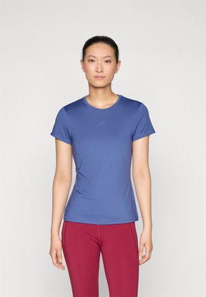 Blauw sport T-shirt met korte mouwen en een ronde hals, van een soepele stof, gecombineerd met strakke bordeauxrode leggings.