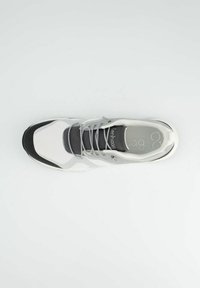 Lehká sportovní obuv v bílé a šedé síťovině, se černým špičkovým krytem, šedými tkaničkami a strukturovanou podešví pro lepší přilnavost.