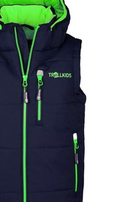Marineblaue gesteppte Weste mit leuchtend grünem Innenfutter, grünen Reißverschlüssen, dem "TROLLKIDS"-Logo und zwei Seitentaschen.