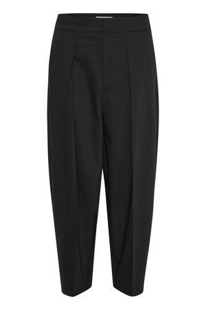 Schwarze Hose aus glattem Material, mit hoher Taille, Mittelfalte und schmal zulaufenden Beinen. Keine sichtbaren Taschen oder Verzierungen.