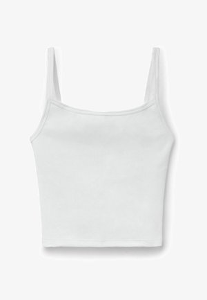 Bílý žebrovaný krátký top s tenkými ramínky a rovný výstřihem, položený na bílém pozadí.