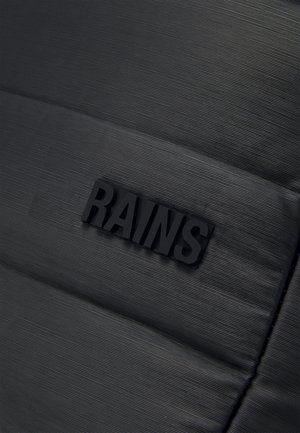 Zwarte gevoerde rolltop rugzak met draaghendel, voorvak met rits, zij verstelbare banden en RAINS-logo op het onderste voorpaneel.