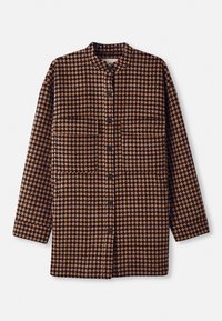 Bruine en zwarte houndstooth-gepatroneerde shirtjas met een mandarin-kraag, gesloten met knopen aan de voorkant en twee borstzakken.