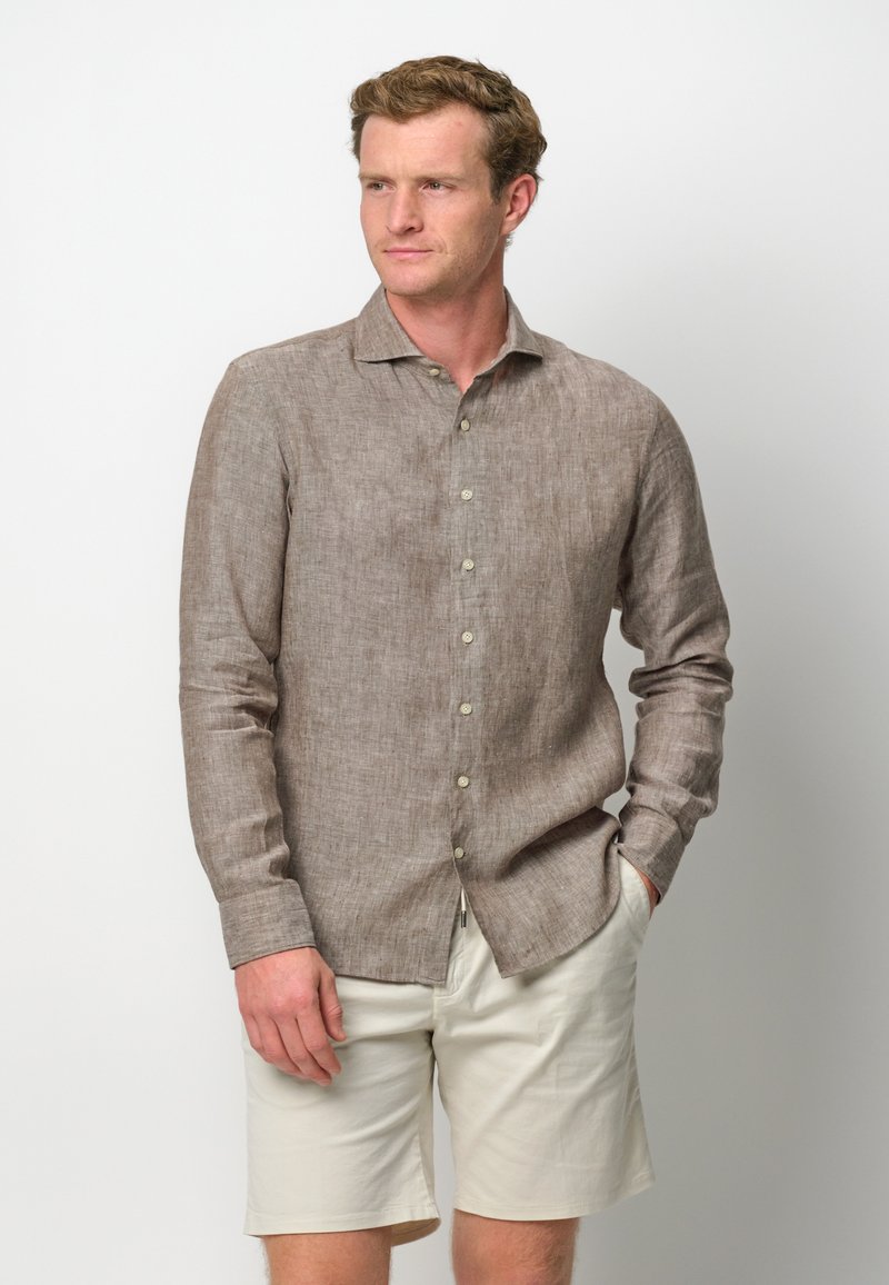 Camicia in lino marrone con colletto button-down, maniche lunghe e tasche frontali, abbinata a pantaloni corti beige chiaro. Design casual e testurizzato.