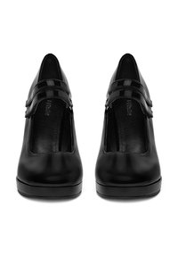 Melnas lakotas ādas augstpapēžu kurpes ar noapaļotu purngalu, divām regulējamām siksnām augšdaļā un gludu tekstūru.