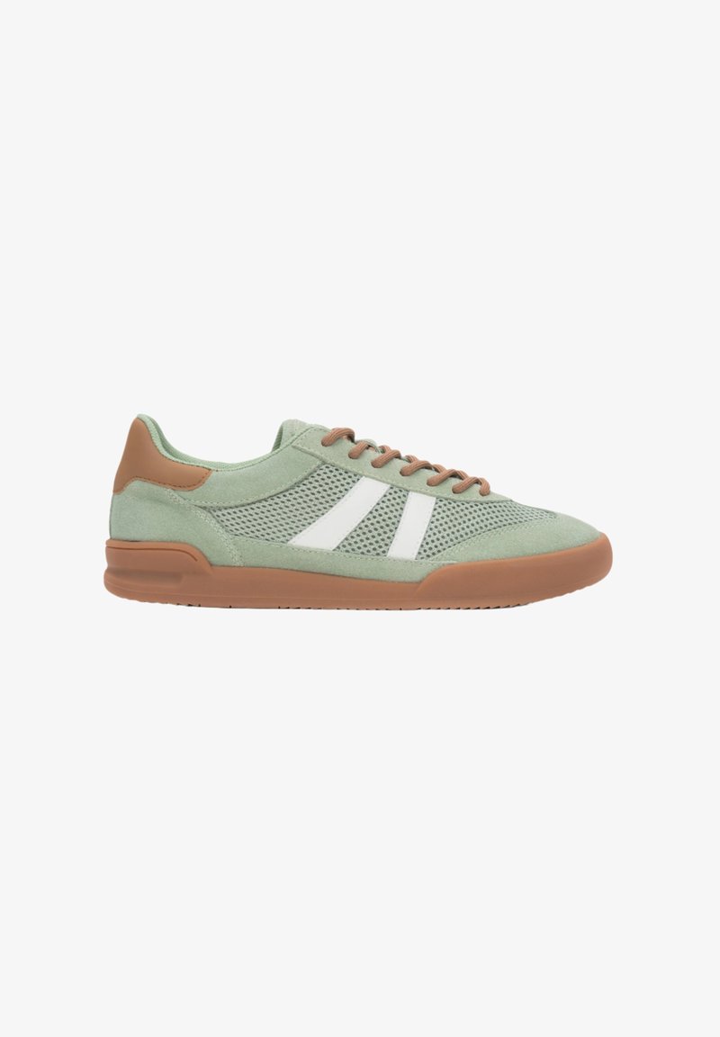Zielone zamszowe i siateczkowe sneakersy z gumową podeszwą, z białymi paskami i brązowymi akcentami. Sznurowane z zamszowym wzorem.