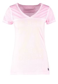 Rosa V-ringad t-shirt med korta nätärmar. Har en stor, urbleknad tryck med "True Religion" och mönsterdetaljer på ärmarna.