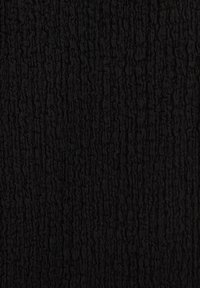 Crni teksturirani materijal s naboranim, valovitim okomitim uzorkom koji stvara suptilnu izraženiju površinu preko materijala.