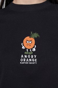 T-shirt in cotone nero con un cartone animato di un'arancia arancione con braccia, espressione arrabbiata e foglie verdi. Include il testo bianco "ANGRY ORANGE" sottostante.