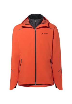 Oranje waterdichte jas met een ritsluiting, capuchon en twee zijzakken. Beschikt over zwarte accenten en reflecterende elementen voor zichtbaarheid.