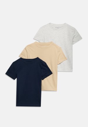 Τρία απλά κοντομάνικα μπλουζάκια με λαιμόκοψη, σε ναυτικό μπλε, μπεζ και ανοιχτό γκρι, στοιβαγμένα σε λευκό φόντο.