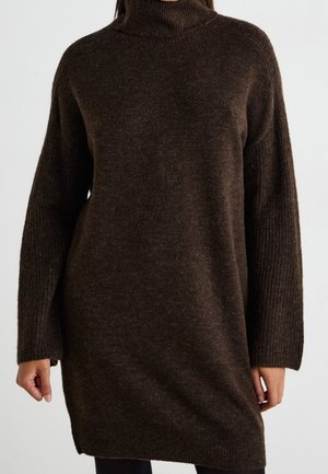 Stickad klänning - brown