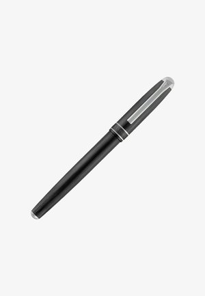 Pluma estilográfica negra con clip y detalles plateados, tapa cerrada, cuerpo delgado con textura sutil, aislada sobre fondo blanco.