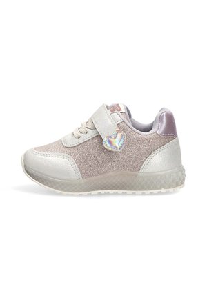 Zapatilla deportiva plateada y rosa con una parte superior brillante, tira de velcro, acento en forma de corazón y suela de goma texturizada.