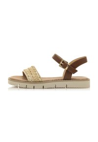 Sandalias de cuero marrón con correa de paja tejida, hebilla ajustable, plantilla acolchada y suela de goma blanca con un patrón en zigzag.