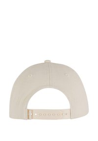 Casquette de baseball beige avec une texture de tissu lisse et une sangle ajustable à l'arrière. Comprend des trous de ventilation près de la couronne.