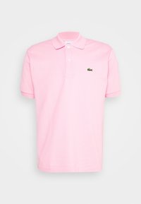Camisa polo de algodón rosa con cuello, mangas cortas y un pequeño logo verde en el lado izquierdo del pecho, con un corte regular.