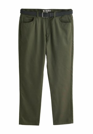 Olivengrønne bukser med lige snit, der har et sort bælte, to forlommer og glat stoftekstur.
