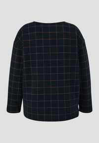 Maglia a maniche lunghe blu navy con un motivo a griglia arancione. Presenta un collo rotondo e una vestibilità ampia, con una finitura in tessuto testurizzato.