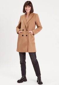 Cache Cache GERADER MIT KNÖPFEN - Kurzmantel - camel