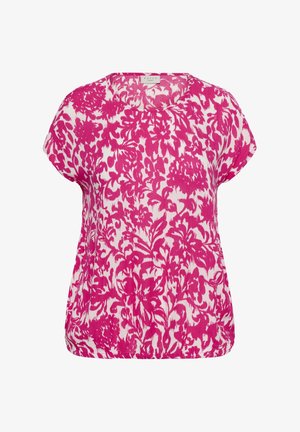 Blusa a maniche corte con motivo floreale rosa acceso su sfondo bianco, scollo rotondo e vestibilità ampia.