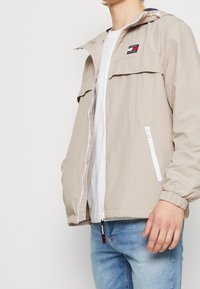 Tommy Jeans Wiatrówka