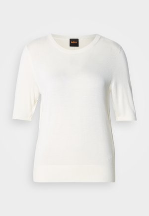 Weißer Strickpullover mit kurzen Ärmeln, Rundhalsausschnitt, geripptem Saum und Bündchen, mit einem kleinen Logodetail an der unteren linken Seite.