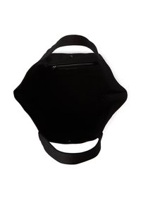 Svart tote-väska med ett rymligt innerutrymme, tillverkad av tyg, med dubbla handtag, en zippered ficka och en mjuk yta.