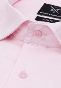 Różowa koszula slim fit wykonana z fakturowanej tkaniny, z kołnierzykiem zapinanym na guziki, pojedynczym zapięciem na guzik oraz metką marki wewnątrz kołnierza.