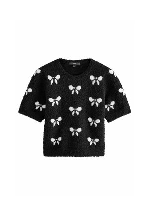 Maglione corto a maniche corte di colore nero, con una texture che presenta un motivo di farfalle bianche su tutta la superficie. Collo rotondo e vestibilità rilassata.
